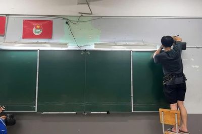 Vụ lớp 12 thiếu bảng, giáo viên phải viết lên tường: Lắp bảng mới trong đêm