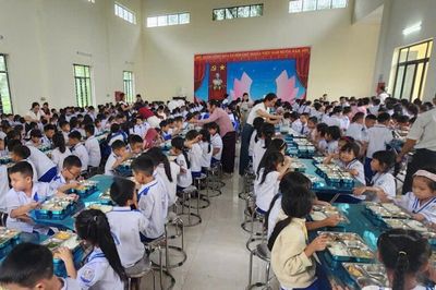 Phụ huynh cam kết đưa con trở lại lớp sau một tháng nghỉ học vì sáp nhập trường