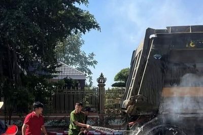 Xe tải bất ngờ bốc cháy khi vào cây xăng dầu