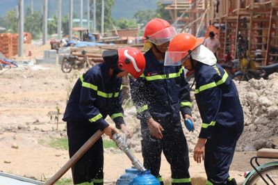 Công an chở nước sạch hỗ trợ 81 hộ dân vùng tái định cư