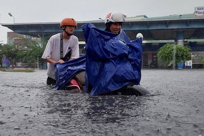 Dự báo thời tiết 7/10/2026: Huế - Đà Nẵng mưa lớn 'như trút nước'