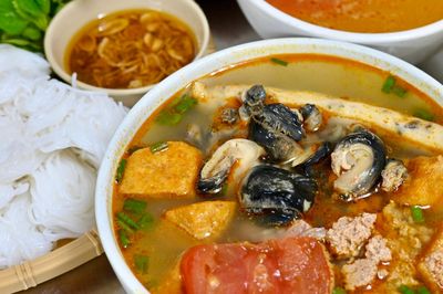 Quán bún riêu ốc 26 năm đông khách trong ngõ Hà Nội, chủ quán tiết lộ bí quyết