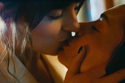 Cảnh nóng của hai mỹ nhân đẹp nhất thế giới trong phim 18+ đang gây sốt