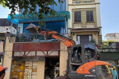 Người dân Hà Nội bàn giao mặt bằng, chuẩn bị phá dỡ để mở rộng Quốc lộ 1A