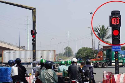 Có nên tắt máy khi dừng đèn đỏ lâu hay để xe nổ máy liên tục?