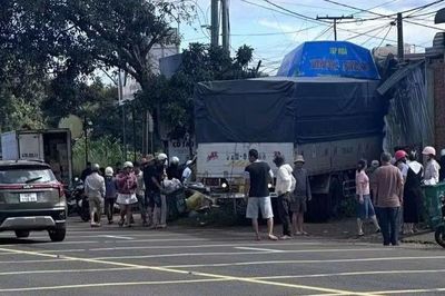 Xe tải lao vào quán tạp hóa, 3 người bị thương nặng