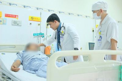 Người đàn ông 57 tuổi nhập viện cấp cứu sau bữa tối, bác sĩ cảnh báo dấu hiệu nguy hiểm