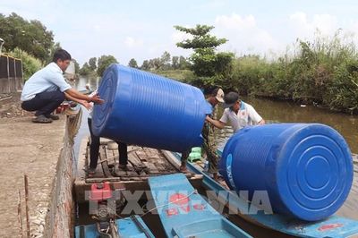 Trao dụng cụ chứa nước cho người dân ứng phó sớm El Nino