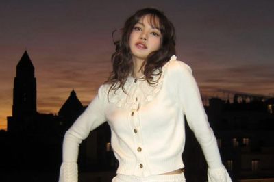 Lisa (BLACKPINK) khoe đôi chân dài nổi bật tại Pháp
