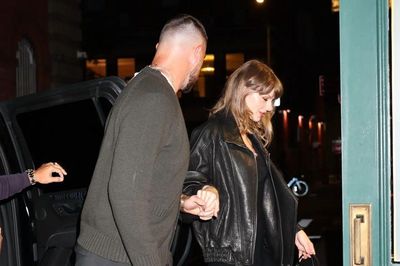Taylor Swift diện váy ren quyến rũ trong tiệc sinh nhật của chồng