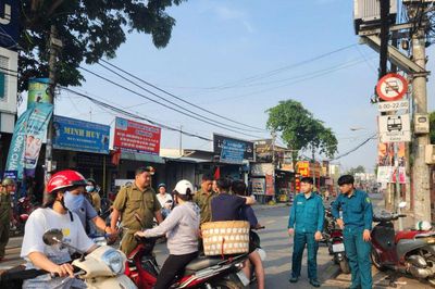 Cháy lớn cửa hàng xe máy, 2 người bị thương