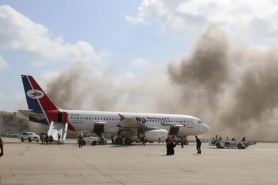 Houthi tấn công sân bay Aden, cảnh báo đáp trả nếu nước ngoài can thiệp