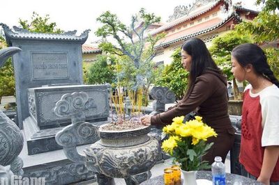 Người anh hùng trong lòng dân