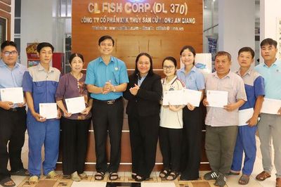 Công đoàn An Giang thăm doanh nghiệp, tặng quà 300 người lao động
