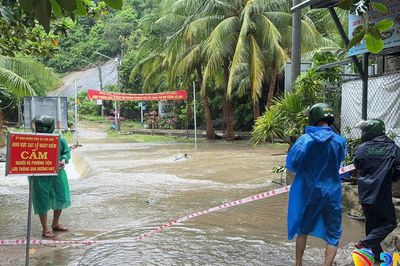 Mưa lớn tạo 7 điểm nước chảy xiết, gây nguy hiểm cho lưu thông tại Cù Lao Chàm
