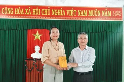 Chủ tịch HĐND thành phố Nguyễn Đức Dũng dự sinh hoạt Chi bộ thôn Xuân Lư