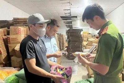 Hà Nội: Khởi tố chủ cơ sở làm giả hơn 19 tấn bánh kẹo “đội lốt” hàng ngoại