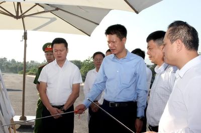 Phó Bí thư Tỉnh ủy Nguyễn Thế Phước kiểm tra tiến độ giải phóng mặt bằng Khu công nghiệp Trấn Yên