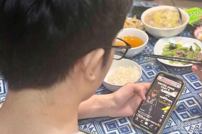 Vừa ăn vừa xem điện thoại: Thói quen “nhìn thì vô hại” nhưng là “thủ phạm” khiến tăng cân, béo phì