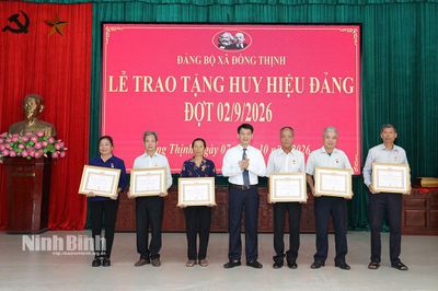 Xã Đồng Thịnh trao tặng Huy hiệu Đảng và triển khai nhiệm vụ trọng tâm những tháng cuối năm 2026