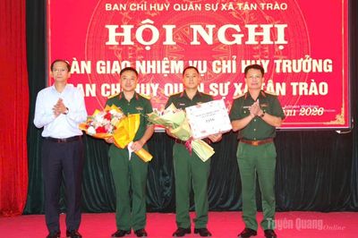 Bàn giao nhiệm vụ Chỉ huy trưởng Ban CHQS xã Tân Trào
