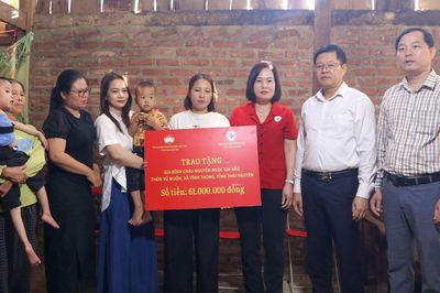 Đồng chí Đinh Quang Tuyên làm việc, tặng quà tại xã Vĩnh Thông