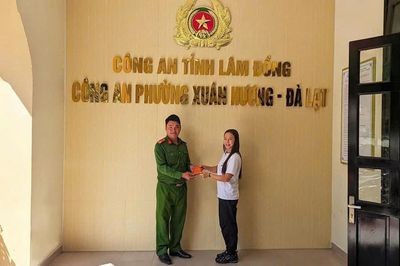 Công an Lâm Đồng trao trả tài sản du khách Hàn Quốc đánh rơi ở Đà Lạt