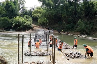 Bộ đội thần tốc làm cầu vượt sông sau chỉ đạo của Chủ tịch UBND tỉnh Lạng Sơn