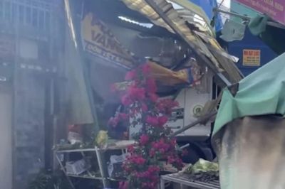 Xe tải bất ngờ lao vào quán tạp hóa bên QL14 qua Lâm Đồng, 3 người trọng thương