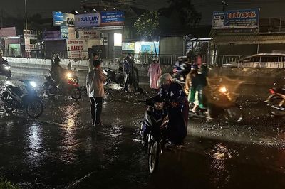 Mưa lớn dồn dập, nhiều tuyến đường ở TP Đồng Nai bị ngập nặng