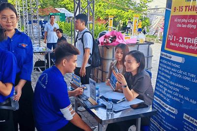 Tăng cường hướng nghiệp và hỗ trợ thanh niên chuyển tiếp thuận lợi từ trường học sang thị trường lao động