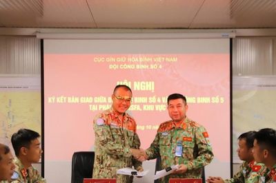 Bàn giao công tác giữa Đội Công binh số 4 và Đội Công binh số 5 Việt Nam tại UNISFA