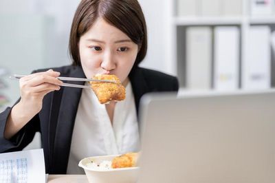 Vì sao dân văn phòng dễ gặp vấn đề về tiêu hóa?