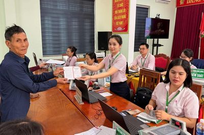 Gửi tiết kiệm, tiếp thêm nguồn vốn cho người nghèo