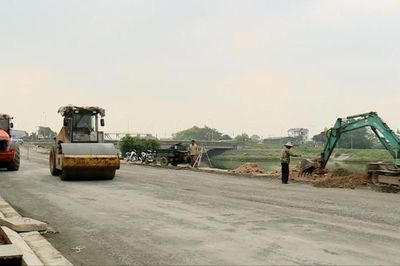 Đường 428A qua Chuyên Mỹ mới đạt trên 30% khối lượng thi công