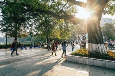 Hà Nội ngày nắng, đêm và sáng sớm trời lạnh