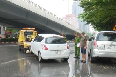 Lập lại trật tự khu vực ngã tư Nguyễn Văn Huyên – Hoàng Quốc Việt