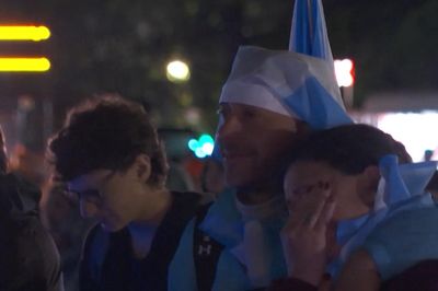Nước mắt người hâm mộ trong ngày Messi nói lời chia tay Argentina