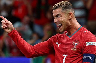 Ronaldo sẵn sàng trở lại đội tuyển Bồ Đào Nha, yêu cầu xử phạt chính mình