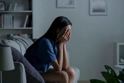 30 tuổi, tôi vẫn bị mẹ kiểm soát làm đâu, chơi với ai, ăn gì