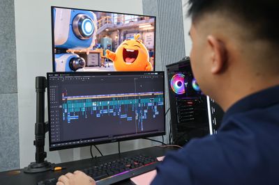 Bên trong xưởng phim AI cho ra lò 130 tập/ngày: Kế toán cũng sản xuất phim
