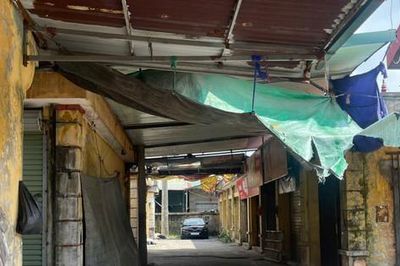 Chợ truyền thống bỏ hoang, chợ ' cóc' mọc lên như nấm.