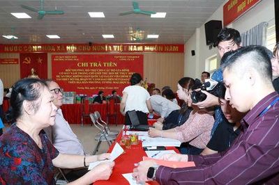 Những hộ dân Tương Mai đầu tiên nhận tiền bồi thường Dự án Trục không gian Quốc lộ 1A