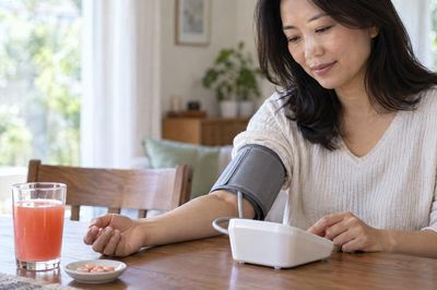 Đang uống thuốc huyết áp cần tránh/hạn chế loại nước trái cây nào?