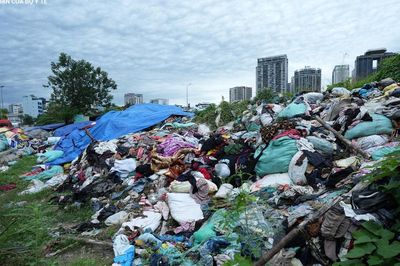 Hàng trăm tấn quần áo bỏ hoang chất đống tại khu vực nội thành Hà Nội
