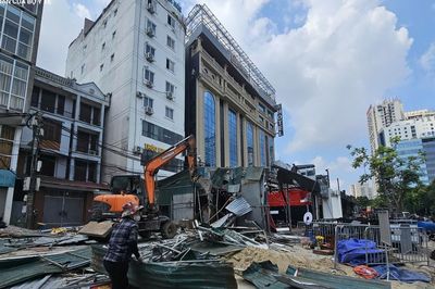 Cận cảnh loạt công trình ven đường Nguyễn Hoàng bị tháo dỡ để làm vườn hoa