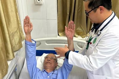 Ngoài 60 tuổi, muốn tránh đau lưng hãy thay đổi một số thói quen hàng ngày