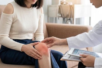 Đau lưng, đau gối, cứng khớp: Khi nào cần đi khám thay vì tự điều trị?