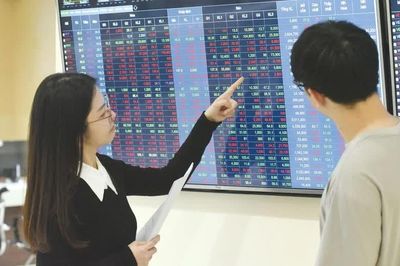 Nhiều cổ phiếu lớn bất ngờ bị bán mạnh cuối phiên, VN-Index giảm hơn 14 điểm