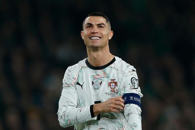 Thông điệp của Ronaldo sau ngày Messi chia tay